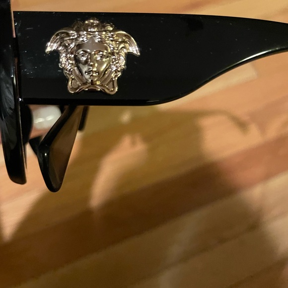 Authentic Versace sunglasses size 54 hardly worn…. - Picture 5 of 13